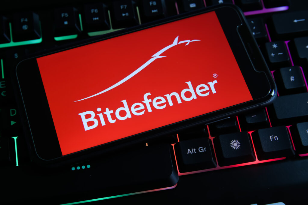immagine del logo di bitdefender su uno smartphone appoggiato sulla tastiera di un laptop